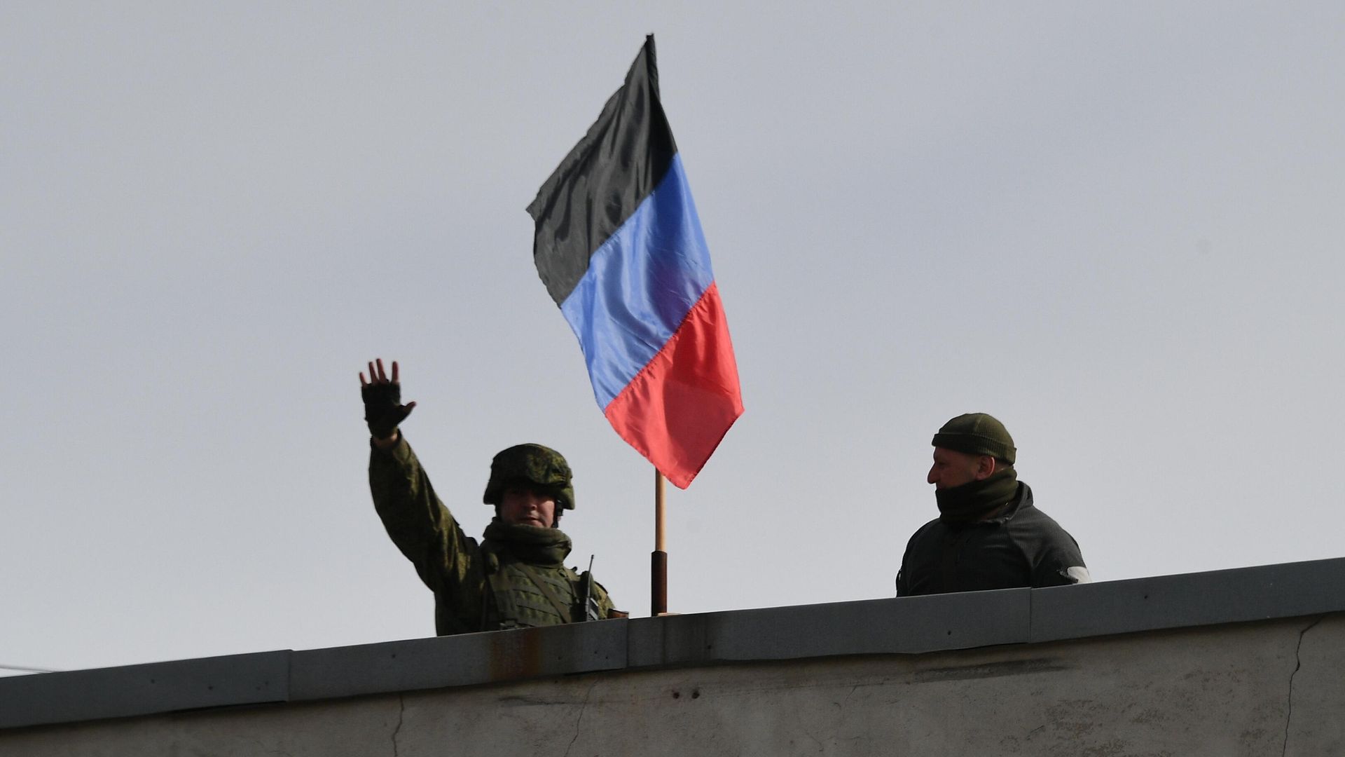 Поднятие флага ДНР на зданием администрации в поселке Донское в Донецкой народной республике Поднятие флага ДНР на зданием администрации в поселке Донское в Донецкой народной республике - РИА Новости, 1920, 14.03.2022