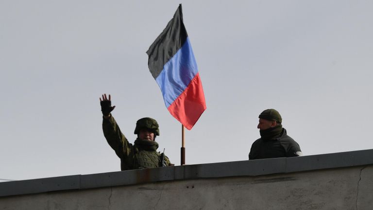 Поднятие флага ДНР на зданием администрации в поселке Донское в Донецкой народной республике Поднятие флага ДНР на зданием администрации в поселке Донское в Донецкой народной республике