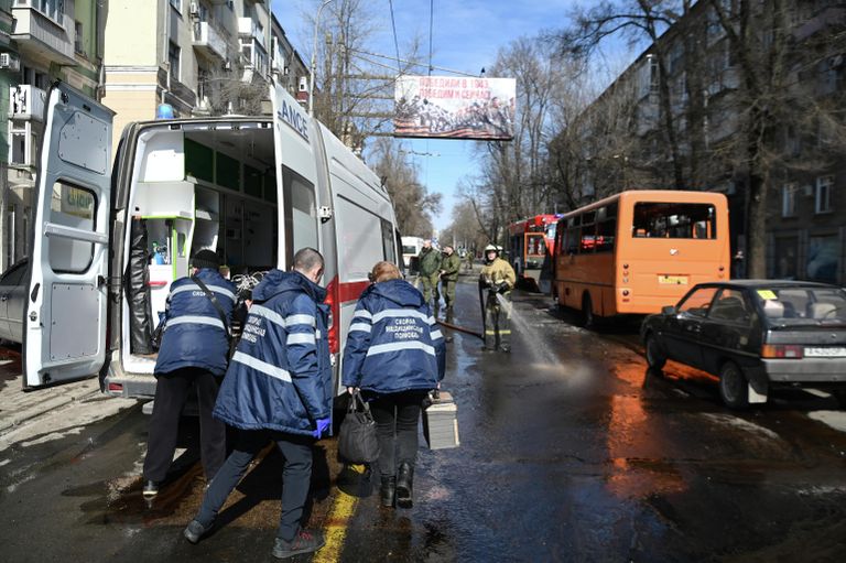 Оперативные службы на месте падения обломков ракеты Точка-У в Донецке Оперативные службы на месте падения обломков ракеты Точка-У в Донецке