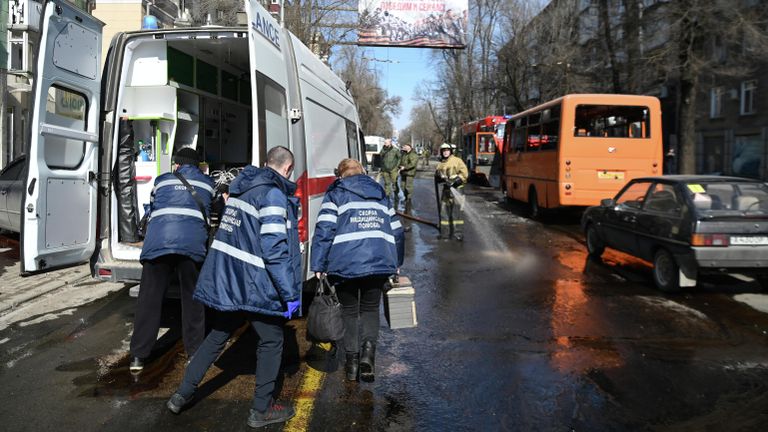 Оперативные службы на месте падения обломков ракеты Точка-У в Донецке