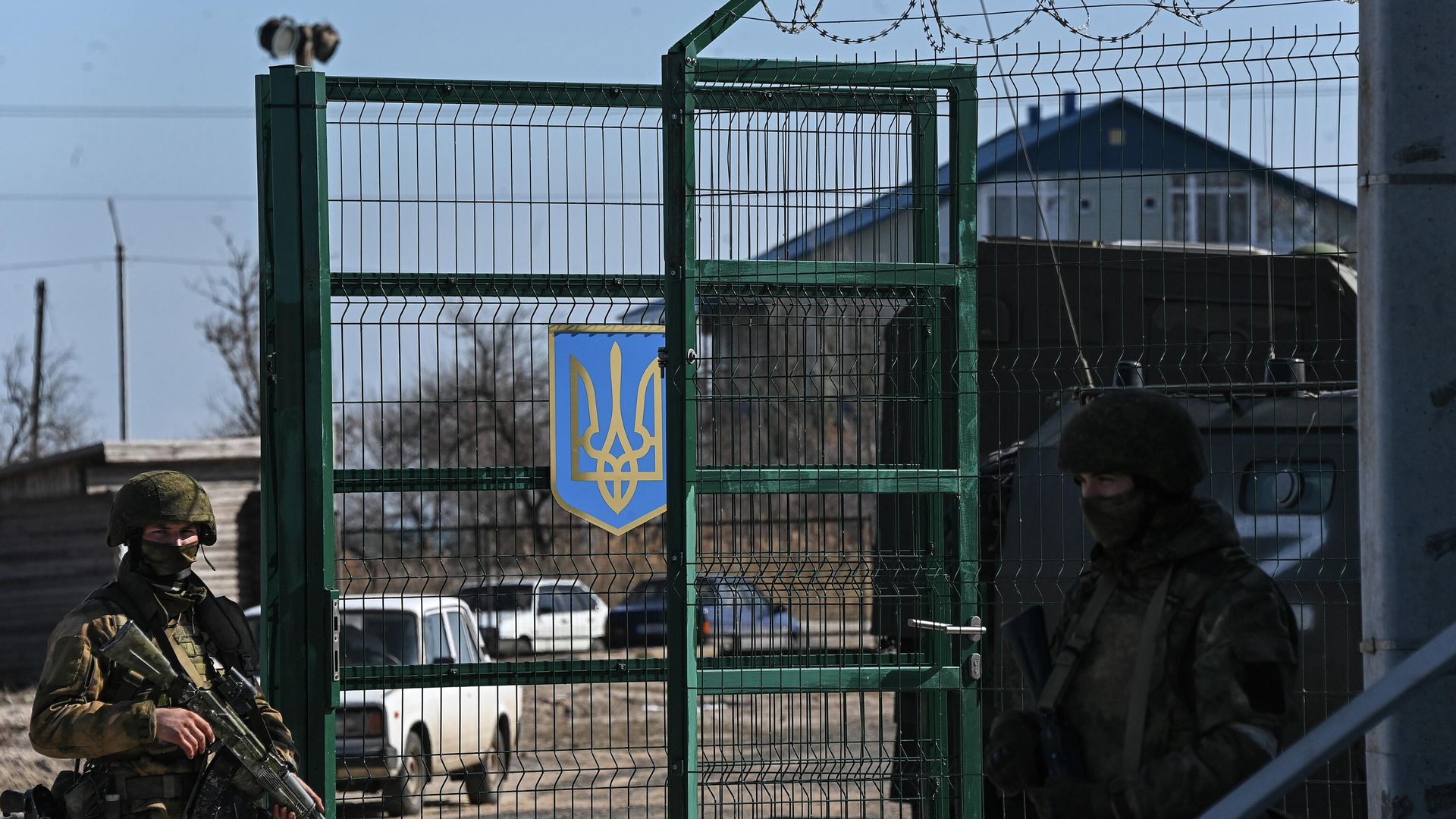 Российские военнослужащие у ворот взятой под контроль базы Военно-морских сил Украины в Бердянске Российские военнослужащие у ворот взятой под контроль базы Военно-морских сил Украины в Бердянске - РИА Новости, 1920, 08.04.2022