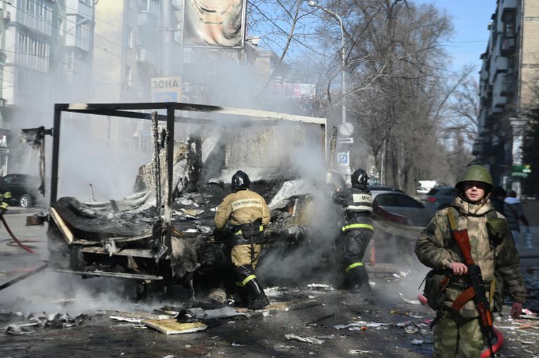 Поврежденная машина в результате обстрела в центре Донецка Поврежденная машина в результате обстрела в центре Донецка