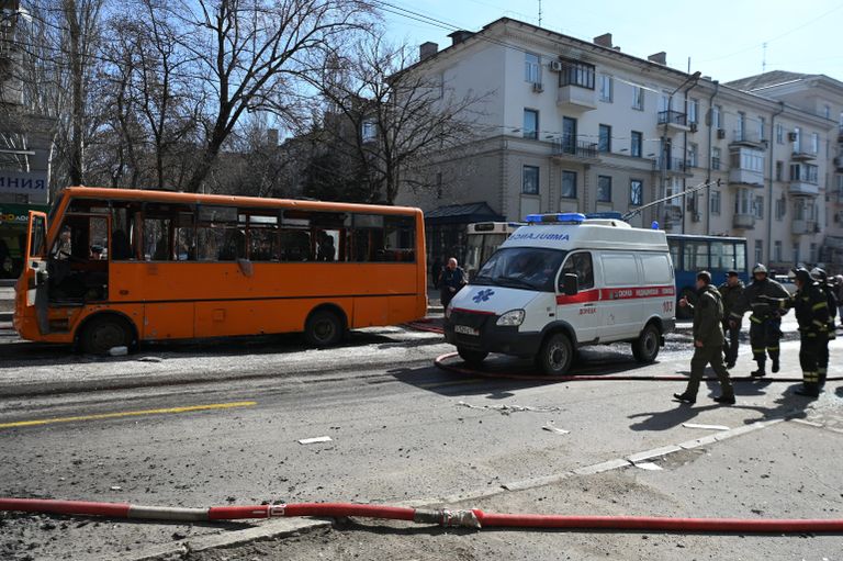 Автомобиль скорой медицинской помощи на месте взрыва в центре Донецка Автомобиль скорой медицинской помощи на месте взрыва в центре Донецка