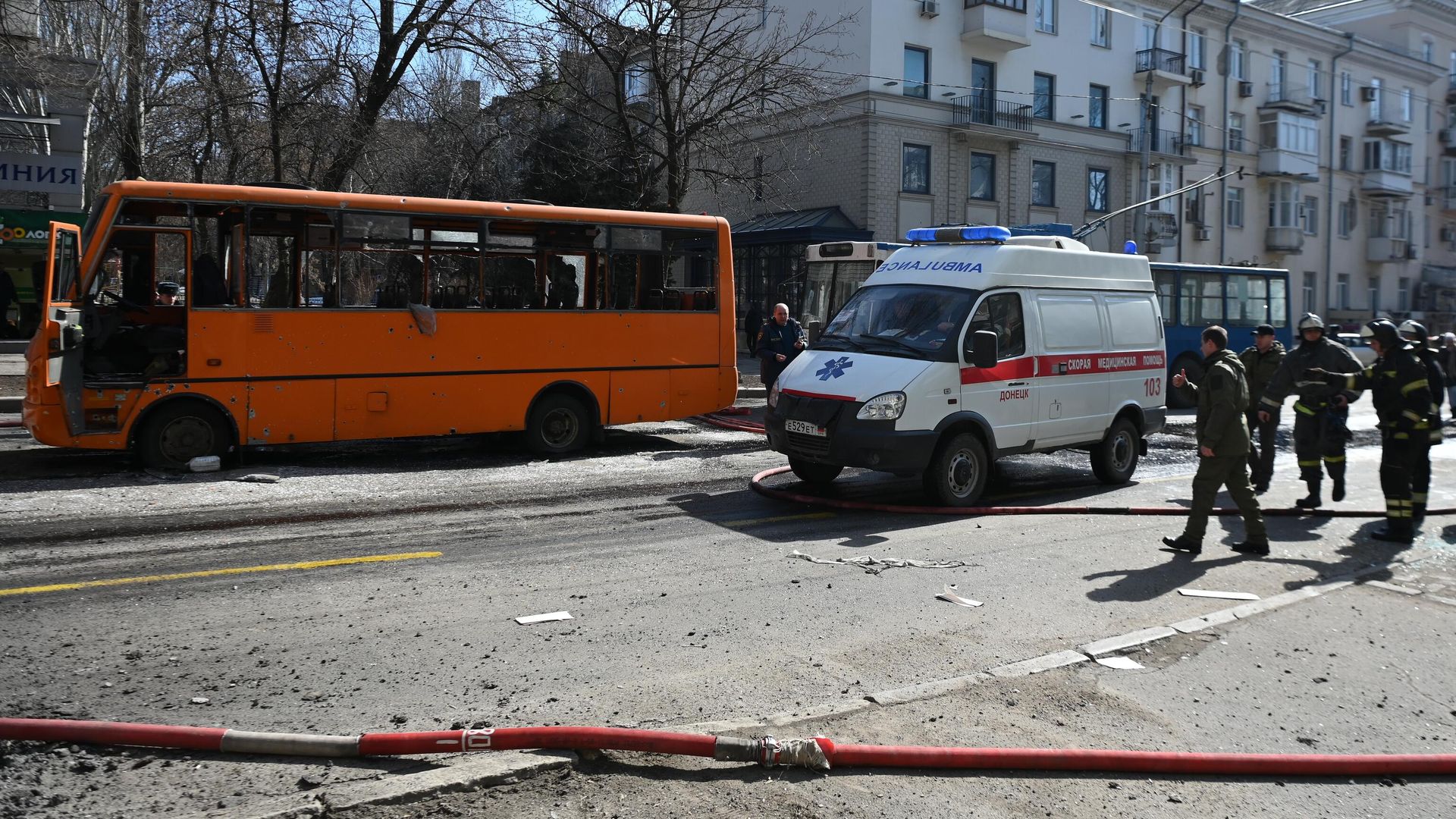 Автомобиль скорой медицинской помощи на месте взрыва в центре Донецка Автомобиль скорой медицинской помощи на месте взрыва в центре Донецка - РИА Новости, 1920, 14.03.2022
