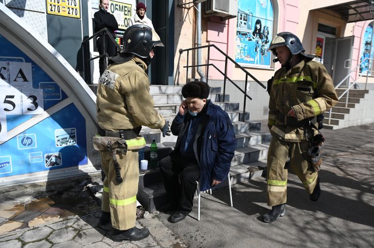 Сотрудники МЧС РФ оказывают помощь мужчине на месте взрыва в центре Донецка Сотрудники МЧС РФ оказывают помощь мужчине на месте взрыва в центре Донецка