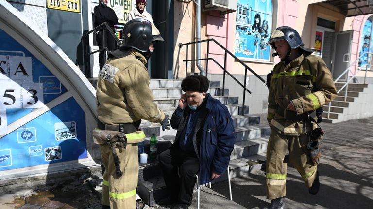 Сотрудники МЧС РФ оказывают помощь мужчине на месте взрыва в центре Донецка