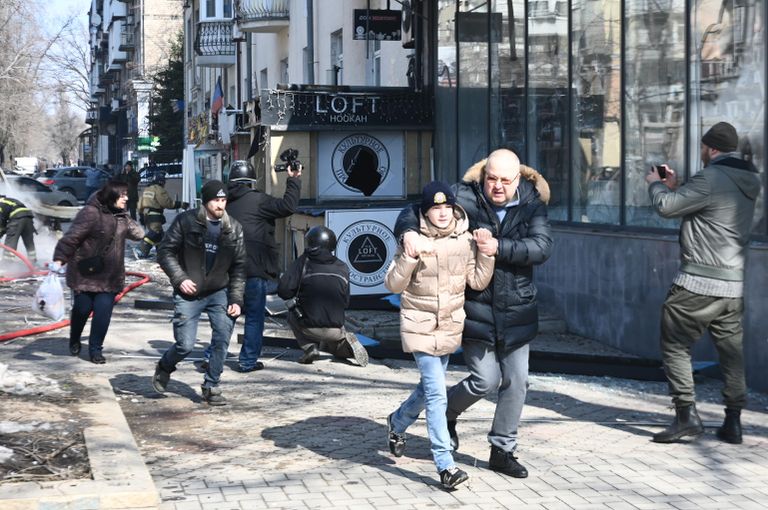 На месте взрыва в центре Донецка. По сообщению штаба территориальной обороны ДНР, двадцать человек погибли, девять ранены из-за атаки украинских войск по Донецку с использованием ракеты Точка-У На месте взрыва в центре Донецка. По сообщению штаба территориальной обороны ДНР, двадцать человек погибли, девять ранены из-за атаки украинских войск по Донецку с использованием ракеты Точка-У