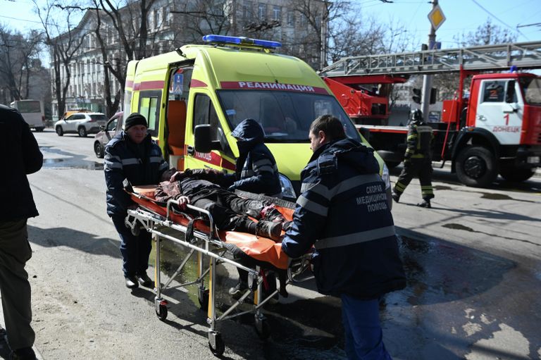 Эвакуация пострадавших в результате взрыва в центре Донецка Эвакуация пострадавших в результате взрыва в центре Донецка