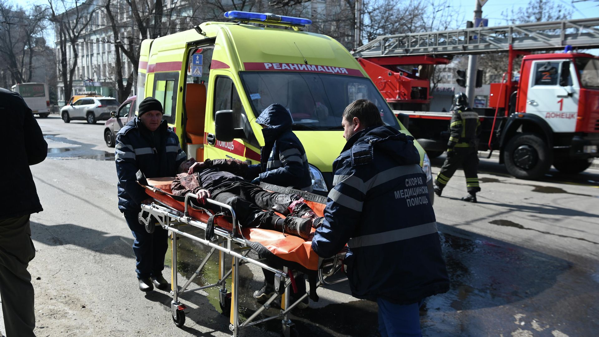 Эвакуация пострадавших в результате взрыва в центре Донецка - РИА Новости, 1920, 14.03.2022