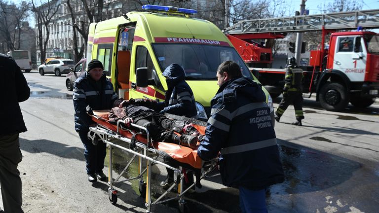 Эвакуация пострадавших в результате взрыва в центре Донецка