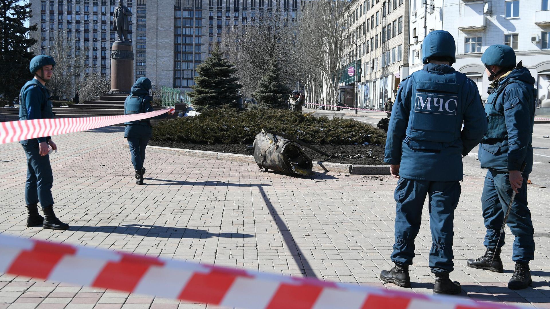 Фрагмент украинской ракеты Точка-У возле Дома правительства в Донецке Фрагмент украинской ракеты Точка-У возле Дома правительства в Донецке - РИА Новости, 1920, 15.03.2022