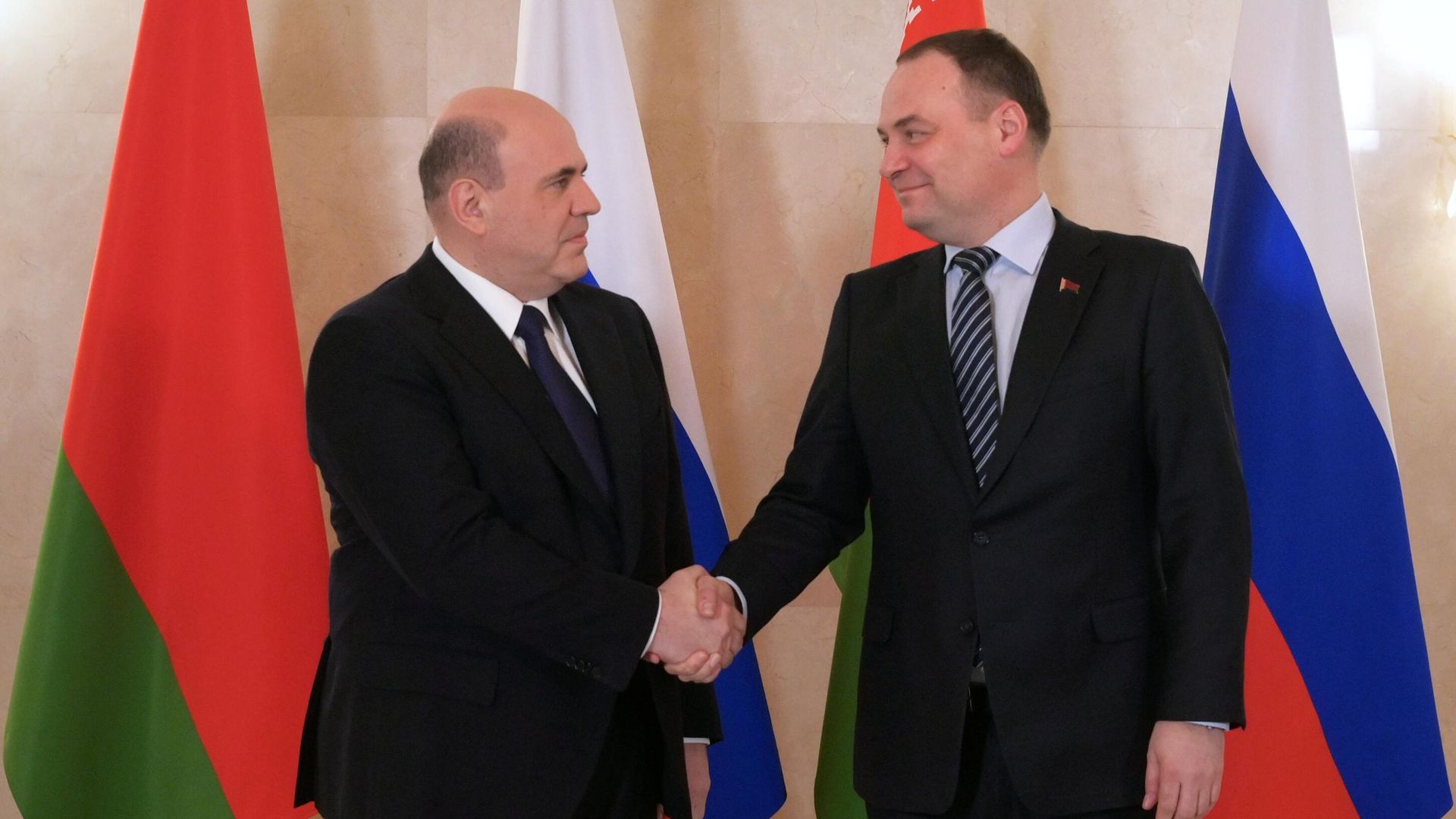 Председатель правительства РФ Михаил Мишустин и премьер-министр Белоруссии Роман Головченко во время встречи. 14 марта 2022 Председатель правительства РФ Михаил Мишустин и премьер-министр Белоруссии Роман Головченко во время встречи. 14 марта 2022 - РИА Новости, 1920, 14.03.2022