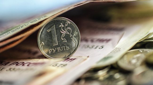 Монета 1 рубль и денежные купюры