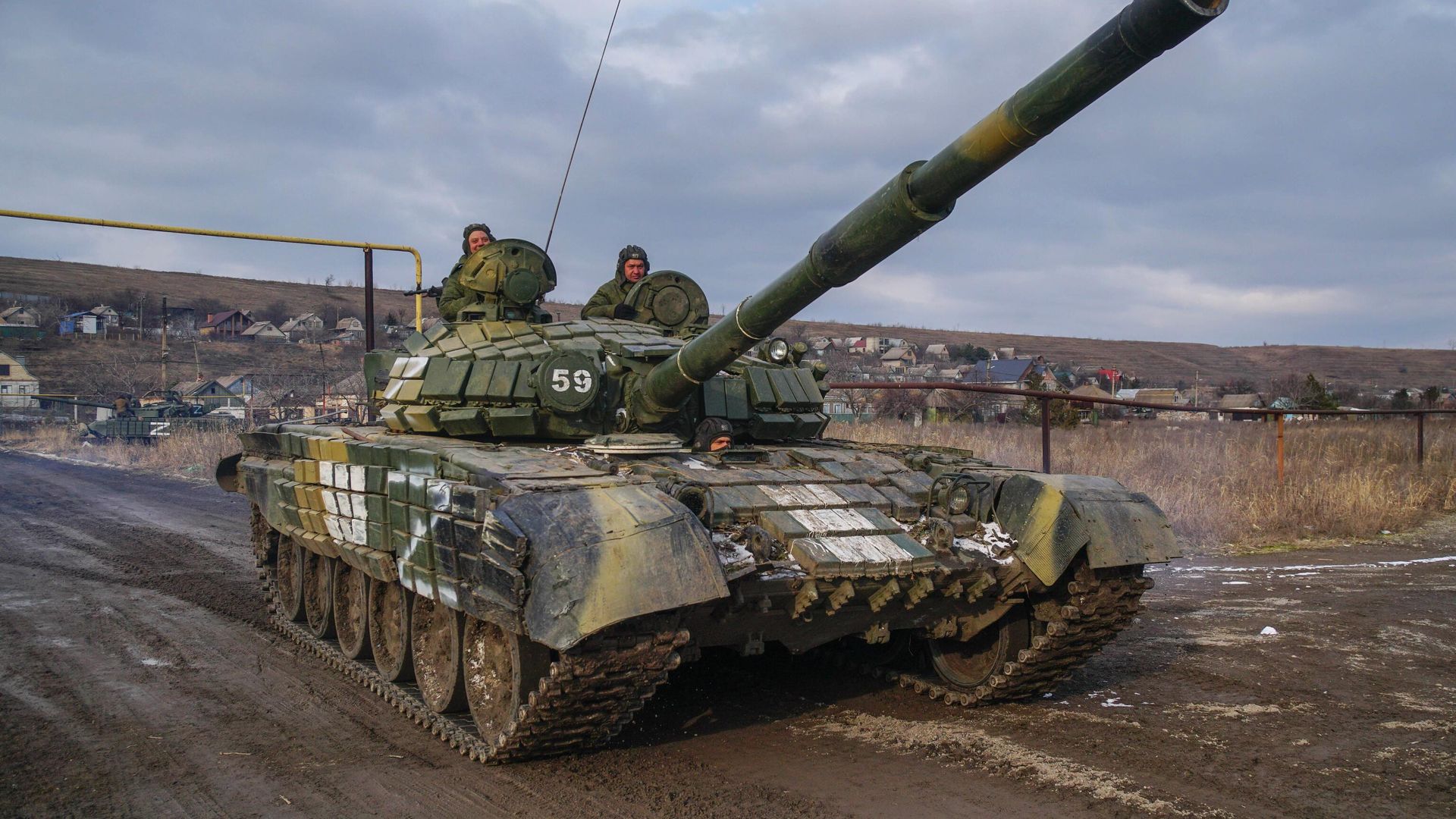Военнослужащие Народной милиции ДНР в танке Т-72 на окраинах Мариуполя Военнослужащие Народной милиции ДНР в танке Т-72 на окраинах Мариуполя - РИА Новости, 1920, 14.03.2022