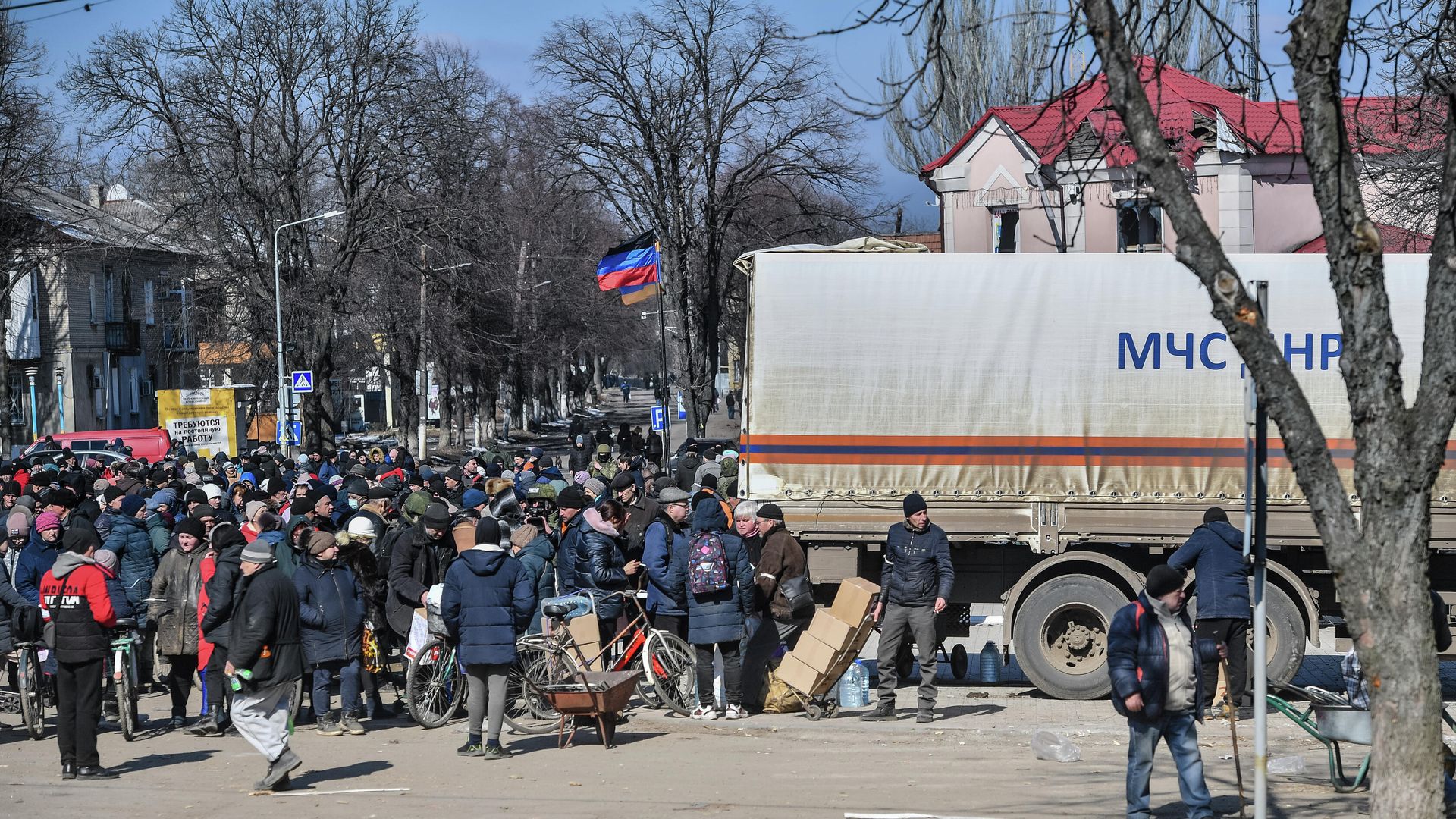 Местные жители получают гуманитарную помощь в перешедшем под контроль ДНР городе Волноваха Местные жители получают гуманитарную помощь в перешедшем под контроль ДНР городе Волноваха - РИА Новости, 1920, 27.03.2022
