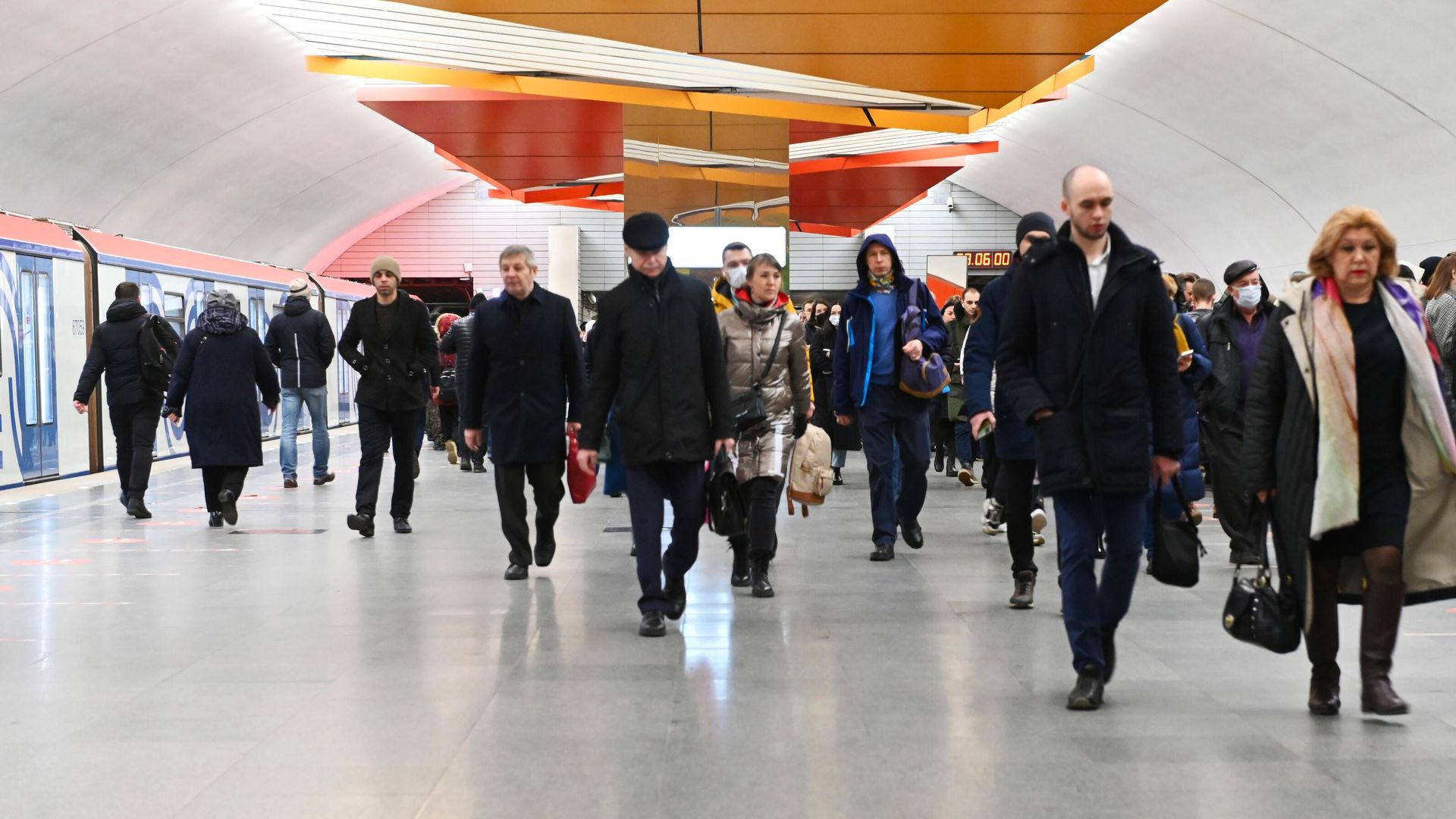 Люди на станции Лермонтовский проспект Московского метрополитена Люди на станции Лермонтовский проспект Московского метрополитена - РИА Новости, 1920, 25.04.2023