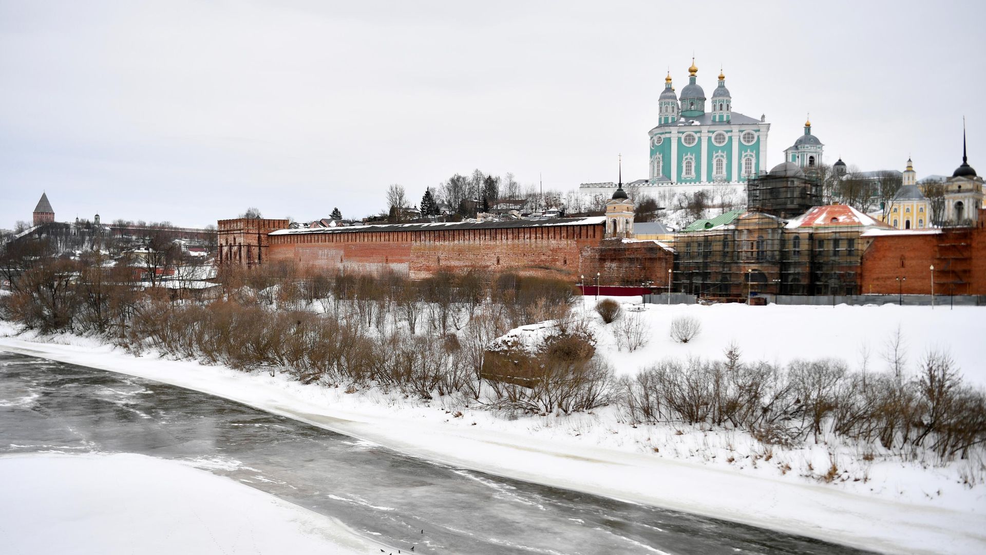 Река Днепр и Кафедральный собор Успения Пресвятой Богородицы в Смоленске Река Днепр и Кафедральный собор Успения Пресвятой Богородицы в Смоленске - РИА Новости, 1920, 13.01.2026