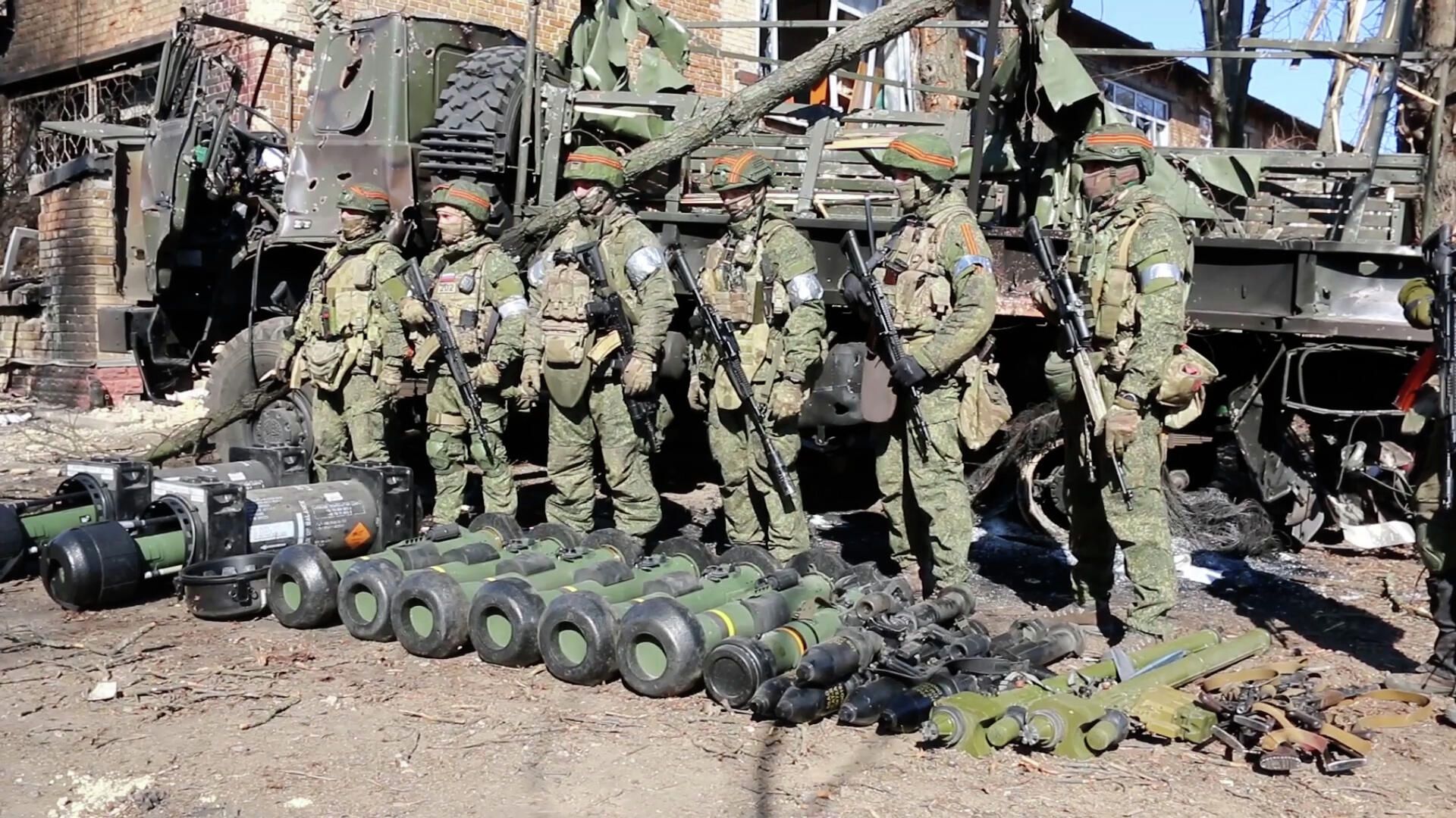 Иностранное вооружение, захваченное российскими десантниками после боя с националистами Иностранное вооружение, захваченное российскими десантниками после боя с националистами - РИА Новости, 1920, 15.03.2022