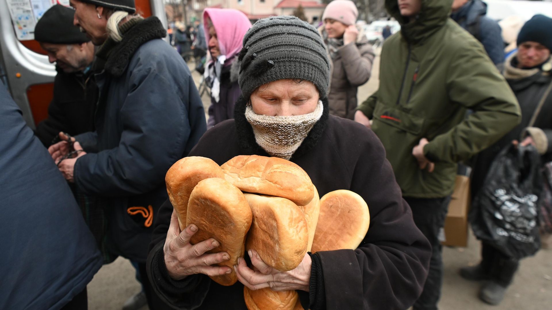 Жители получают гуманитарную помощь Жители получают гуманитарную помощь - РИА Новости, 1920, 22.03.2022
