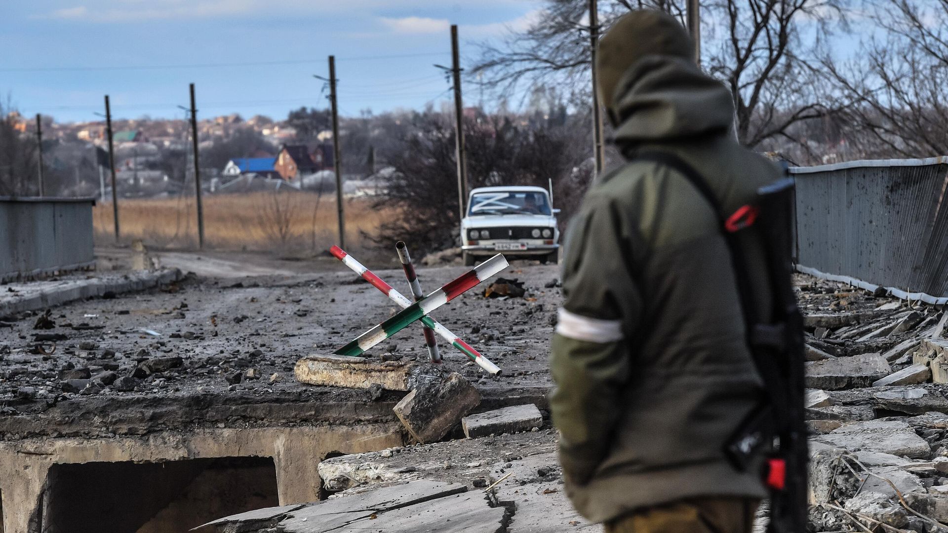 Военнослужащий у разрушенного моста между поселками Сартана и Калиновка в пригородах Мариуполя - РИА Новости, 1920, 21.03.2022