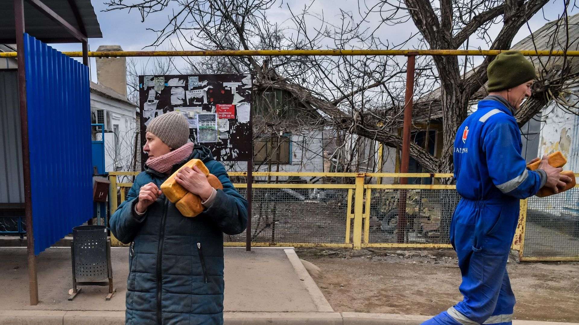 Жители получают гуманитарную помощь Жители получают гуманитарную помощь - РИА Новости, 1920, 23.03.2022
