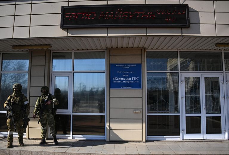 Сотрудники Росгвардии возле здания Каховской ГЭС в Новой Каховке Сотрудники Росгвардии возле здания Каховской ГЭС в Новой Каховке