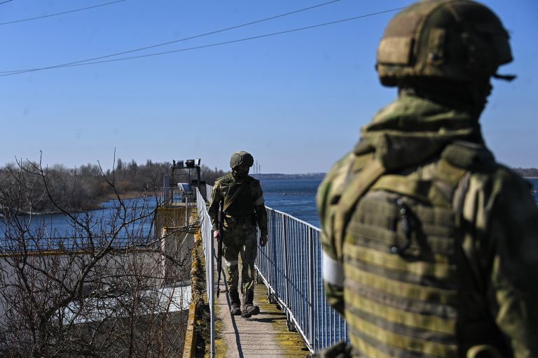 Военнослужащие ВС РФ на дамбе Северо-Крымского канала в Херсонской области Военнослужащие ВС РФ на дамбе Северо-Крымского канала в Херсонской области