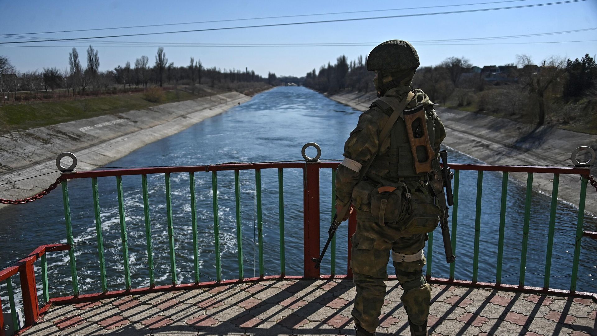 Военнослужащий ВС РФ на дамбе Северо-Крымского канала в Херсонской области Военнослужащий ВС РФ на дамбе Северо-Крымского канала в Херсонской области - РИА Новости, 1920, 27.03.2022