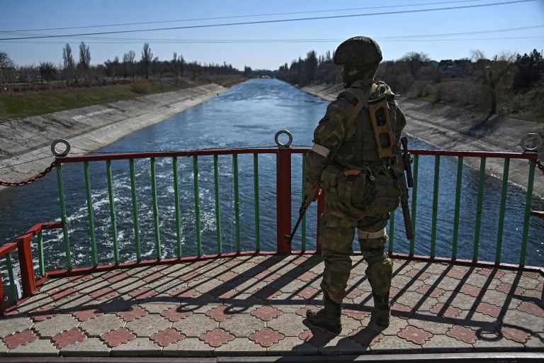 Военнослужащий ВС РФ на дамбе Северо-Крымского канала в Херсонской области Военнослужащий ВС РФ на дамбе Северо-Крымского канала в Херсонской области
