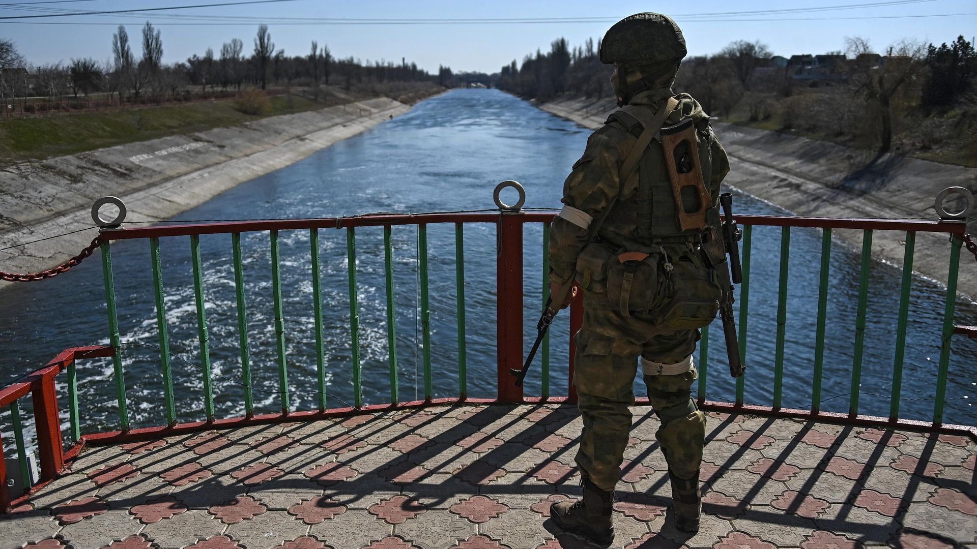 Военнослужащий ВС России на дамбе Северо-Крымского канала в Херсонской области - РИА Новости, 1920, 28.03.2022