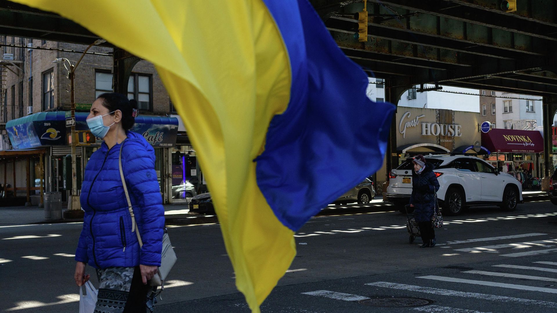 Женщина проходит мимо украинского флага на Брайтон-Бич в Нью-Йорке Женщина проходит мимо украинского флага на Брайтон-Бич в Нью-Йорке - РИА Новости, 1920, 17.03.2022