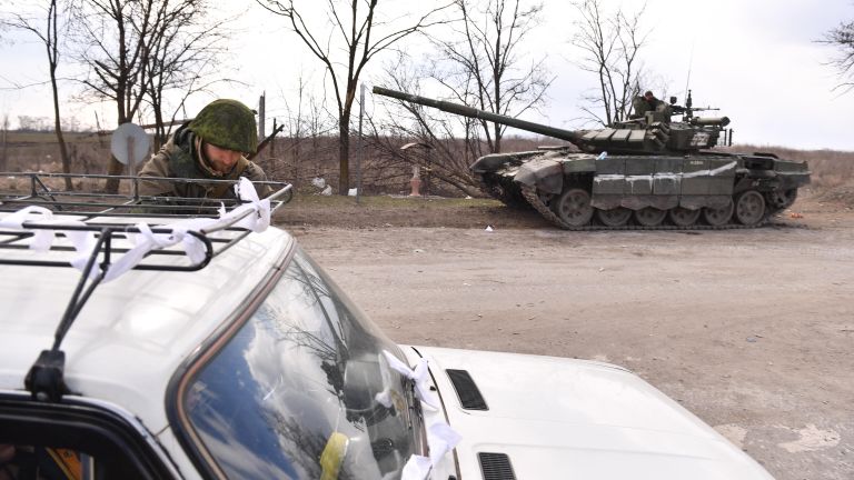 Военнослужащие народной милиции ДНР проверяют автомобили на выезде из Мариуполя Военнослужащие народной милиции ДНР проверяют автомобили на выезде из Мариуполя