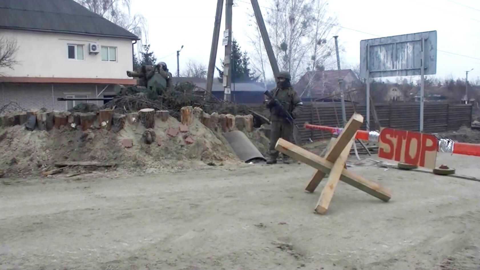 Блокпост в Киевской области. Кадр видео Блокпост в Киевской области. Кадр видео - РИА Новости, 1920, 11.04.2022