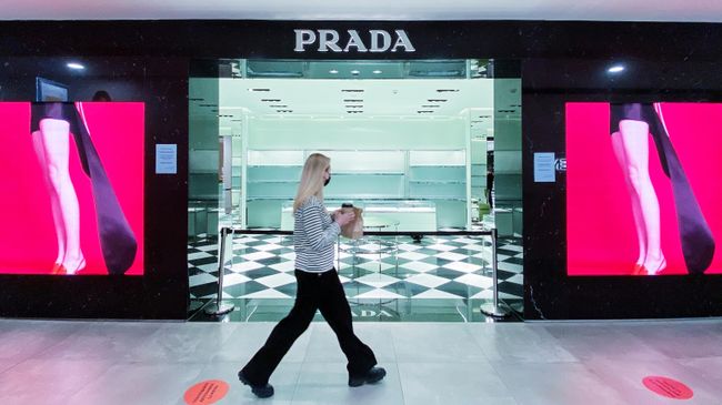 Закрытый магазин Prada в ЦУМе