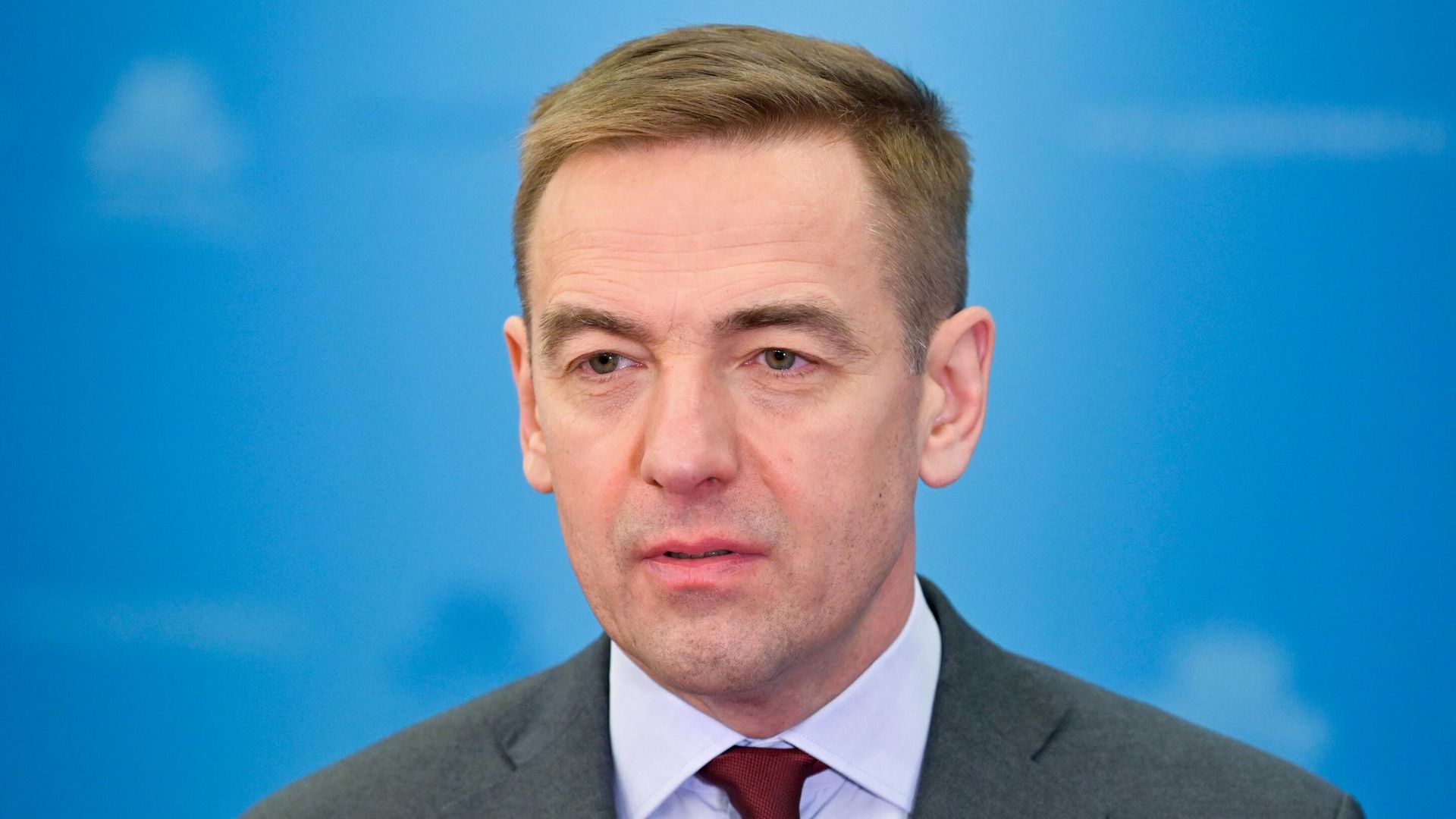 Заместитель министра промышленности и торговли России Виктор Евтухов во время пресс-подхода в Доме правительства Заместитель министра промышленности и торговли России Виктор Евтухов во время пресс-подхода в Доме правительства - РИА Новости, 1920, 16.07.2022