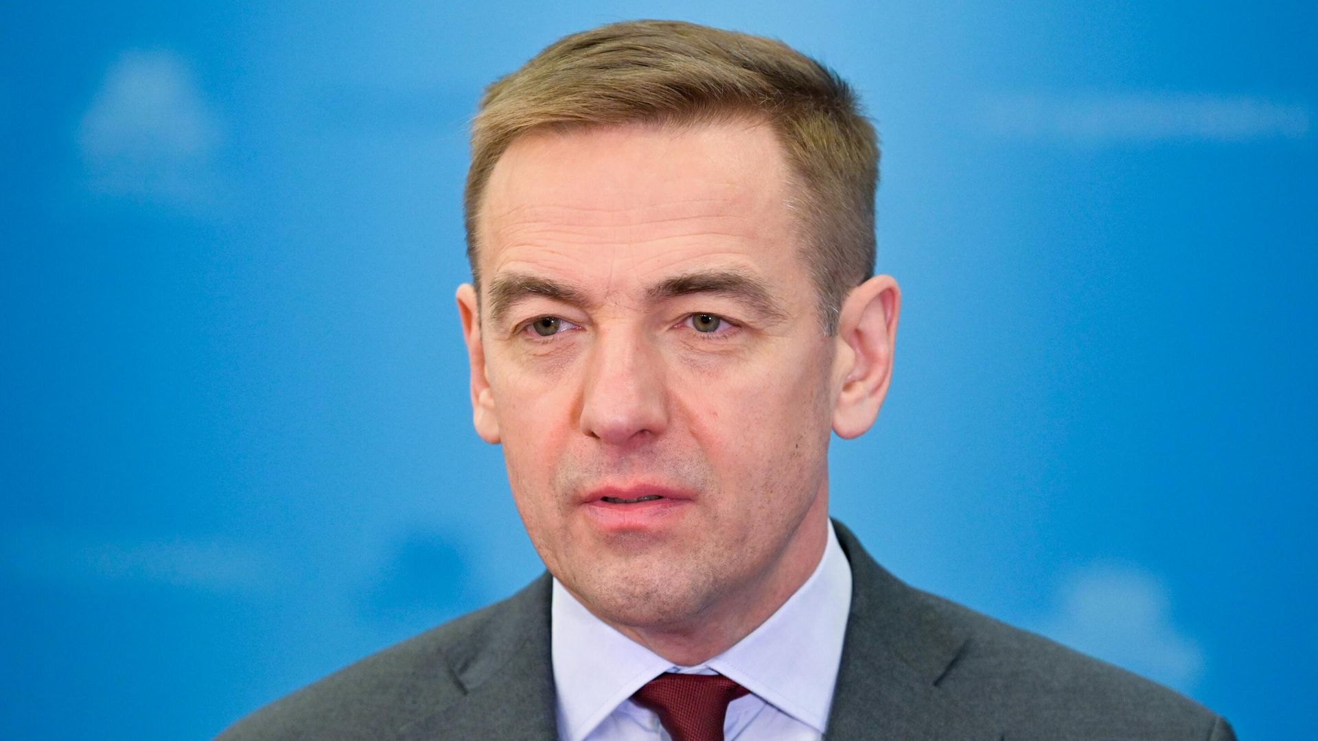 Заместитель министра промышленности и торговли России Виктор Евтухов во время пресс-подхода в Доме правительства Заместитель министра промышленности и торговли России Виктор Евтухов во время пресс-подхода в Доме правительства - РИА Новости, 1920, 16.07.2022