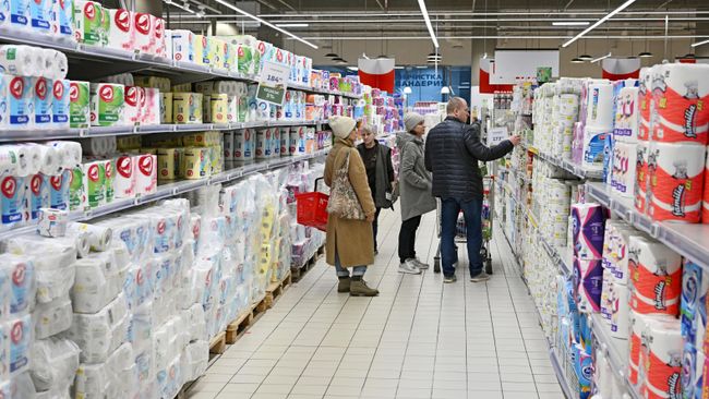 Покупатели в гипермаркете Ашан в Москве