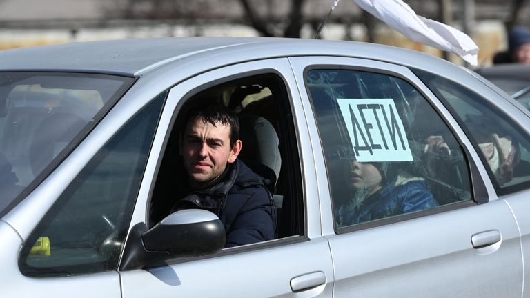 Автомобиль с беженцами на выезде из Мариуполя Автомобиль с беженцами на выезде из Мариуполя
