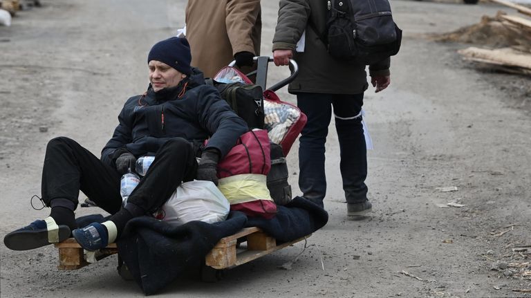 Беженцы на дороге из Мариуполя Беженцы на дороге из Мариуполя
