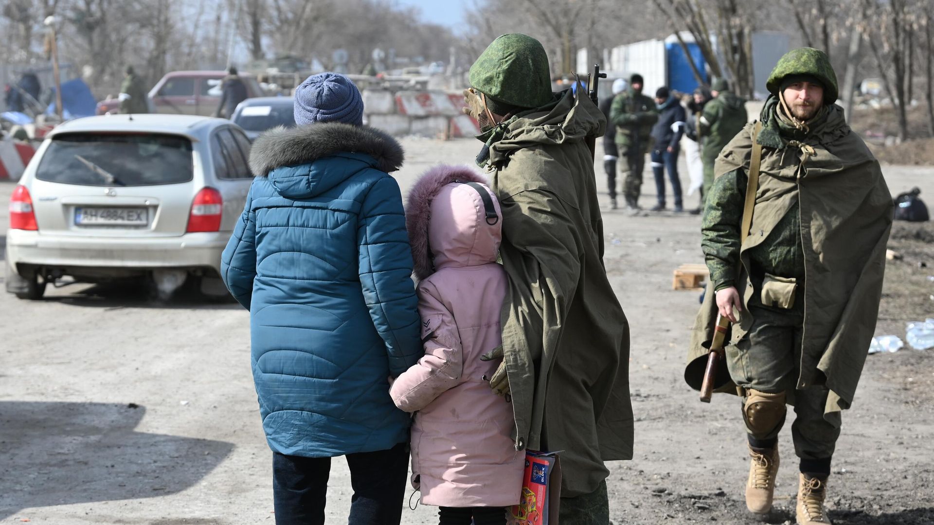 Военнослужащий НА ДНР общается с беженцами на выезде из Мариуполя Военнослужащий НА ДНР общается с беженцами на выезде из Мариуполя - РИА Новости, 1920, 17.03.2022