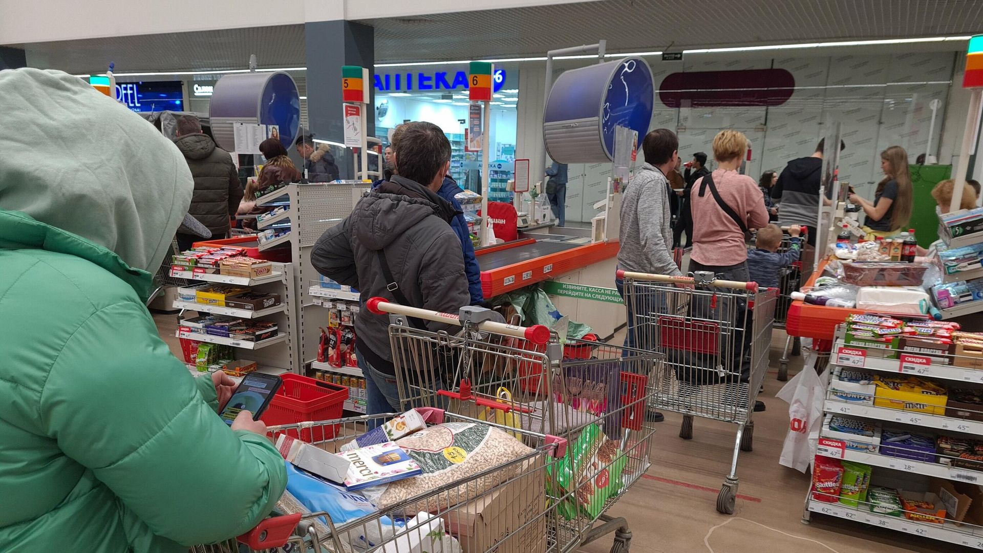 Покупатели в очереди в продовольственном магазине Покупатели в очереди в продовольственном магазине - РИА Новости, 1920, 07.04.2022