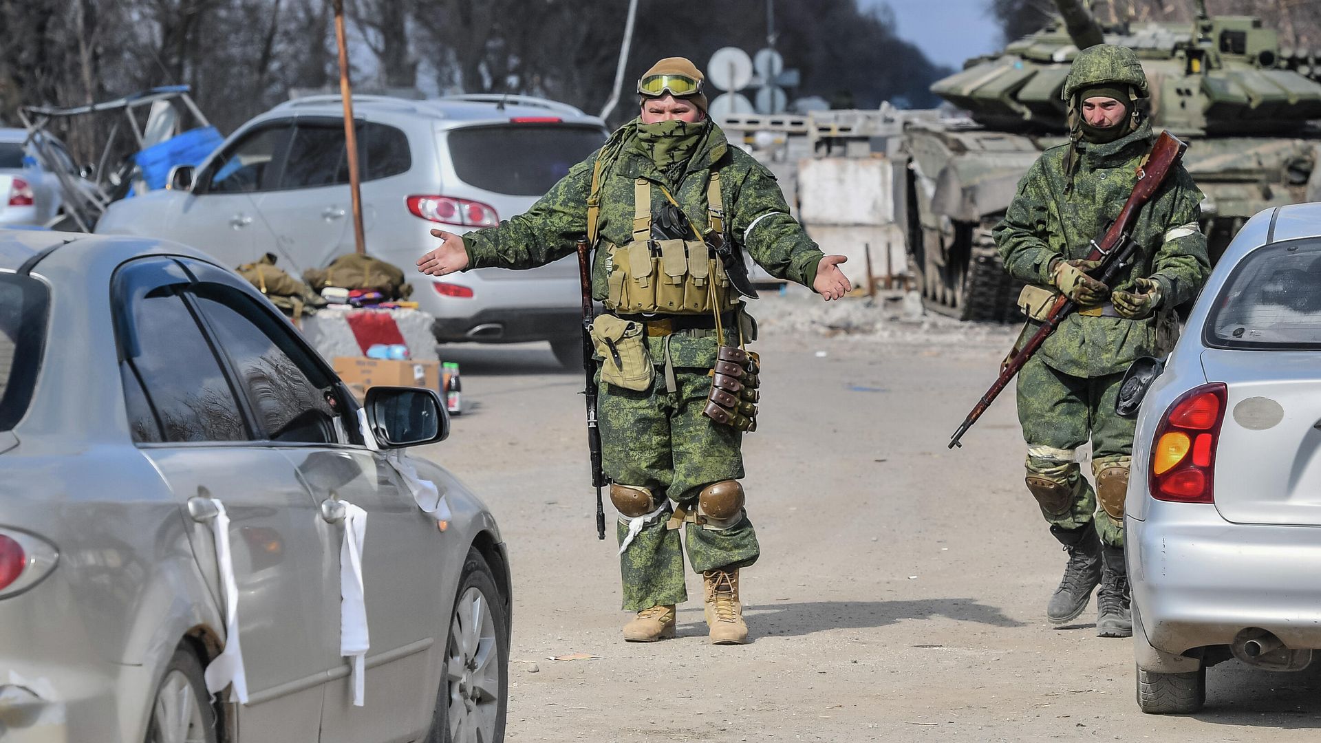 Военнослужащие Народной милиции ДНР проверяют машины с беженцами на выезде из Мариуполя Военнослужащие Народной милиции ДНР проверяют машины с беженцами на выезде из Мариуполя - РИА Новости, 1920, 20.03.2022