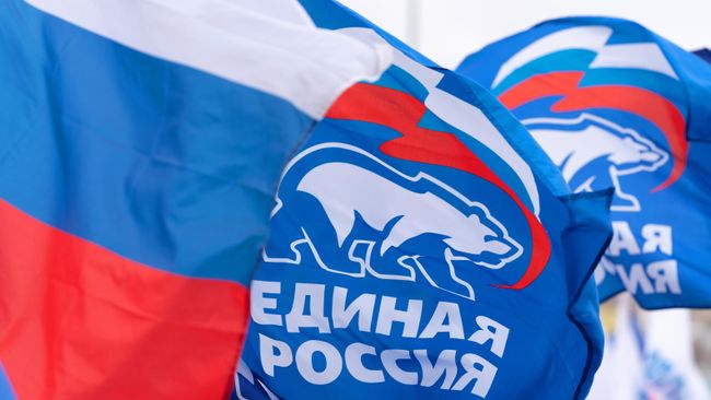 Флаг с символикой партии Единая Россия 