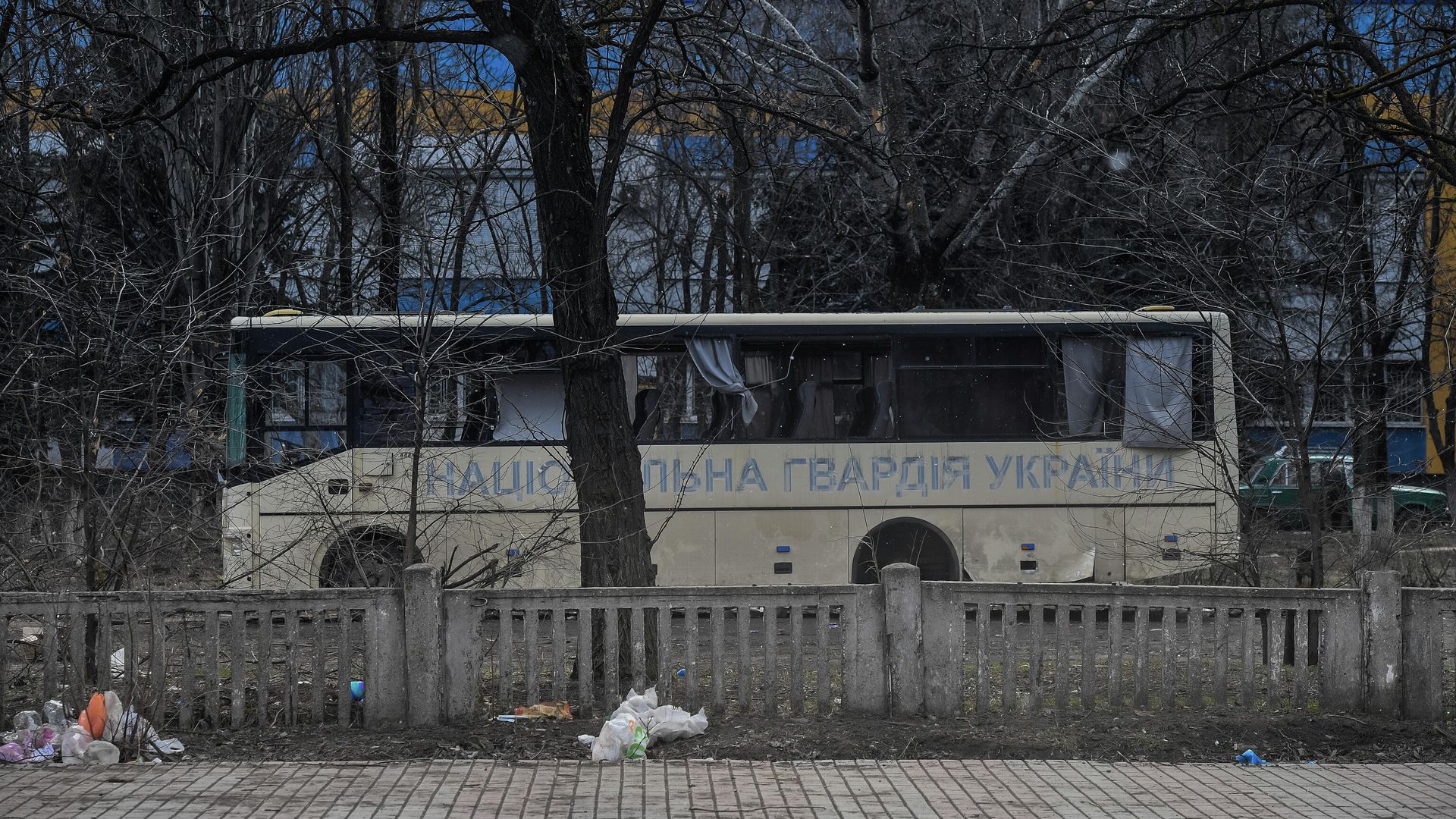 Разбитый автобус Национальной гвардии Украины на улице Мариуполя Разбитый автобус Национальной гвардии Украины на улице Мариуполя - РИА Новости, 1920, 27.03.2022