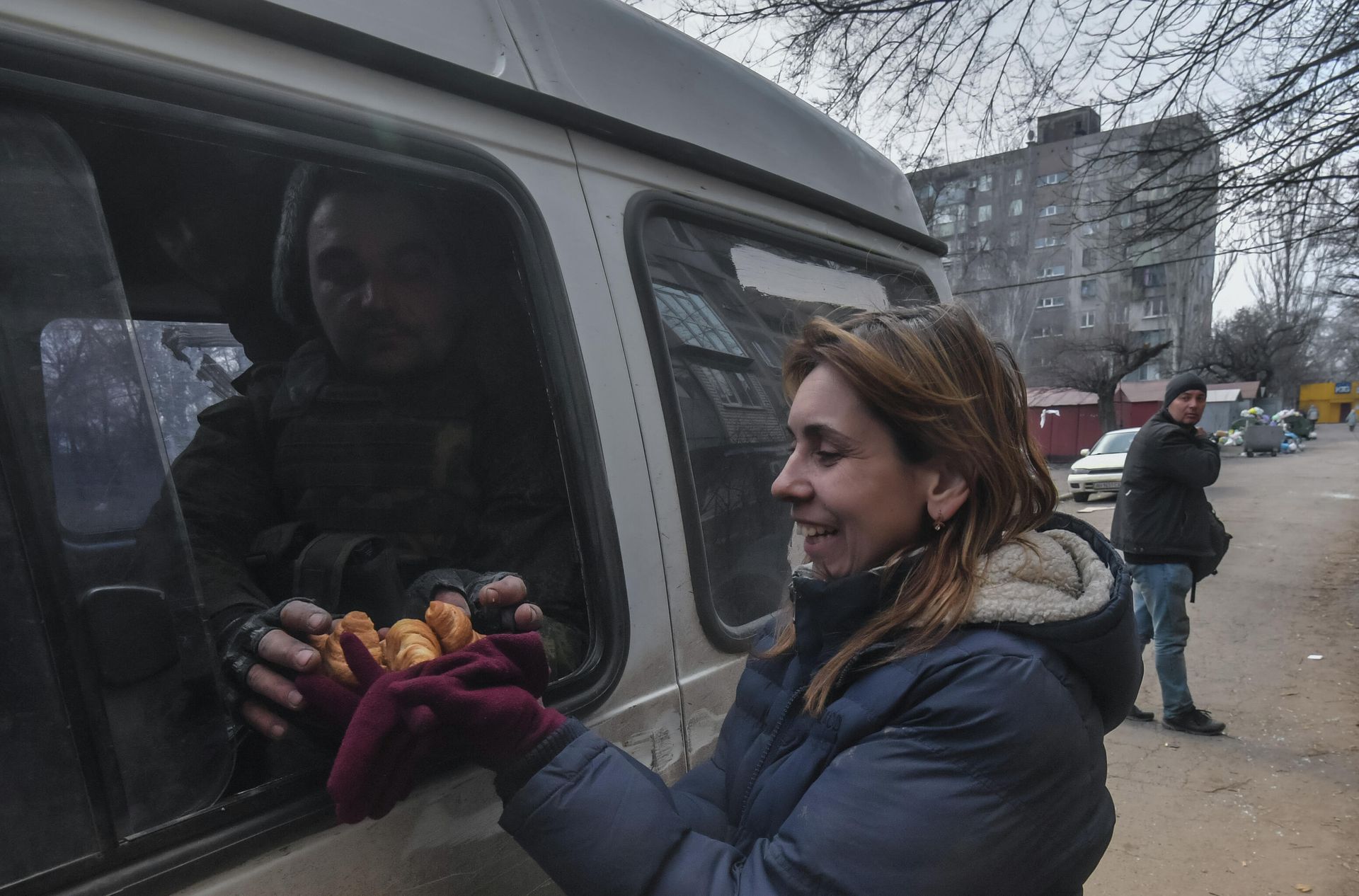 Боец Народной милиции ДНР и жительница Мариуполя Боец Народной милиции ДНР и жительница Мариуполя - РИА Новости, 1920, 30.03.2022