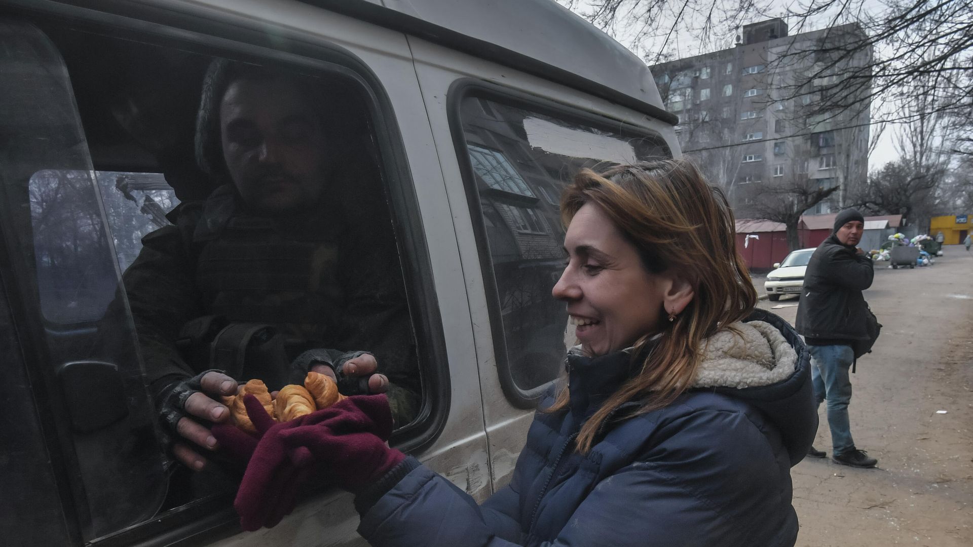 Боец Народной милиции ДНР и жительница Мариуполя Боец Народной милиции ДНР и жительница Мариуполя - РИА Новости, 1920, 21.03.2022