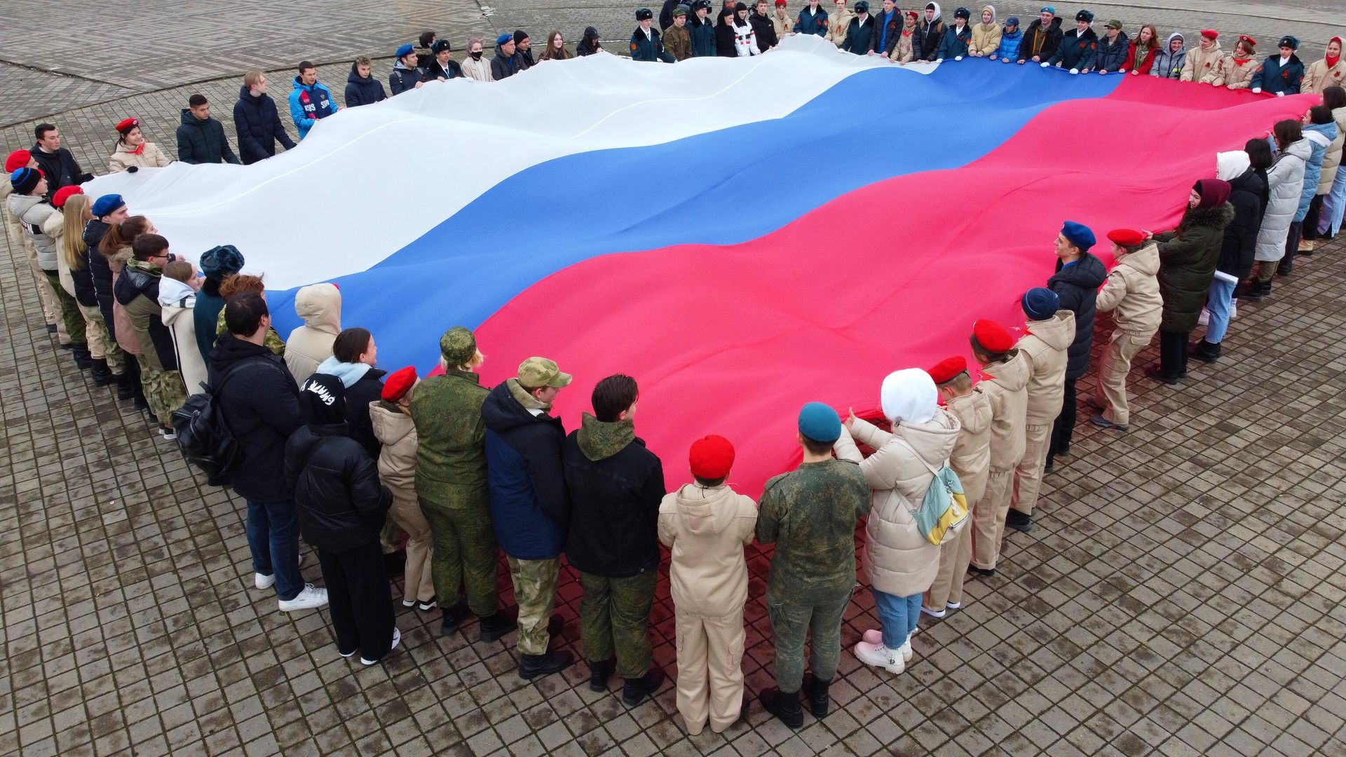 Представители молодежных общественных организаций развернули государственный флаг России в честь празднования Дня воссоединения Крыма с Россией у Выставочного зала Боевой славы в Краснодаре Представители молодежных общественных организаций развернули государственный флаг России в честь празднования Дня воссоединения Крыма с Россией у Выставочного зала Боевой славы в Краснодаре - РИА Новости, 1920, 25.03.2022