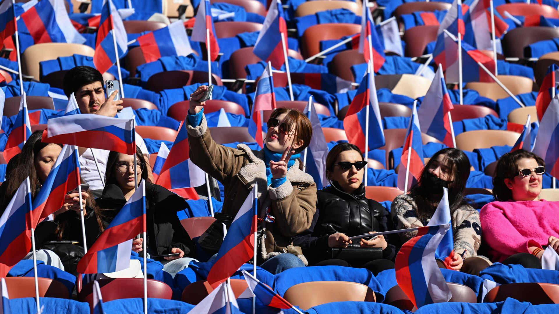Люди собираются на трибунах стадиона Лужники на митинг-концерт Люди собираются на трибунах стадиона Лужники на митинг-концерт - РИА Новости, 1920, 07.11.2022