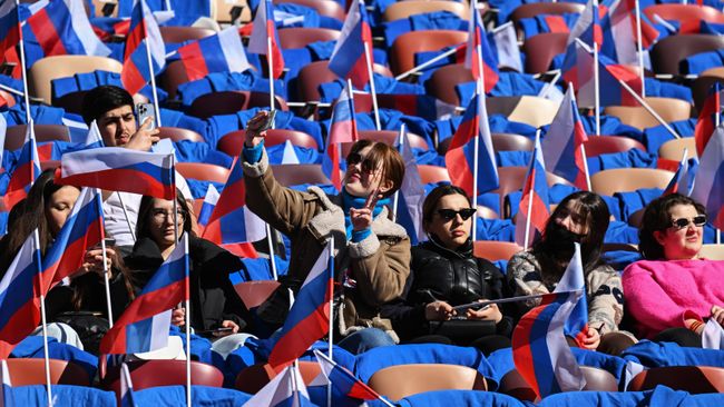 Люди собираются на трибунах стадиона Лужники на митинг-концерт, посвященный воссоединению Крыма с Россией