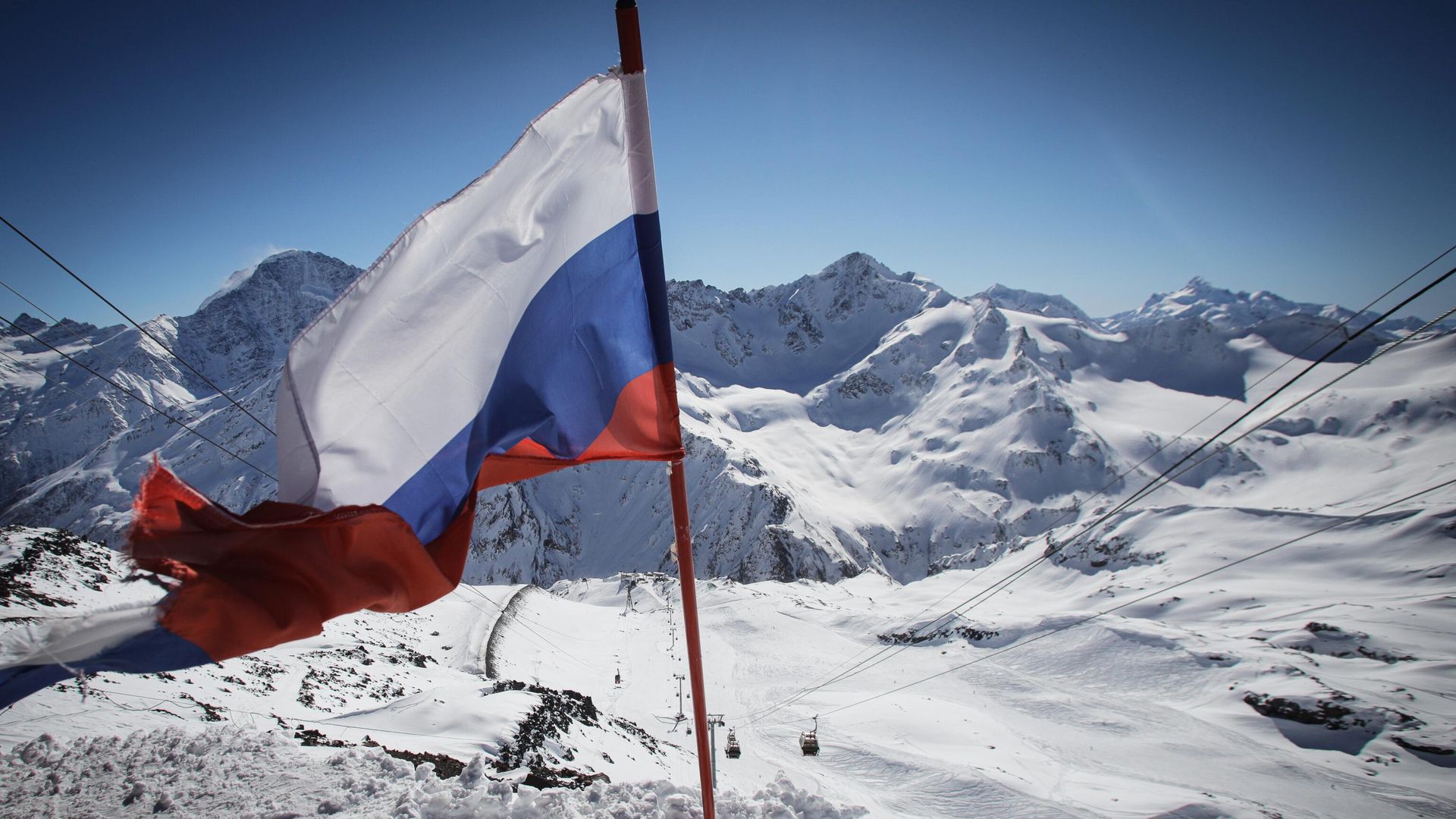 Флаг России на горнолыжном курорте Эльбрус в Кабардино-Балкарии Флаг России на горнолыжном курорте Эльбрус в Кабардино-Балкарии - РИА Новости, 1920, 18.03.2022